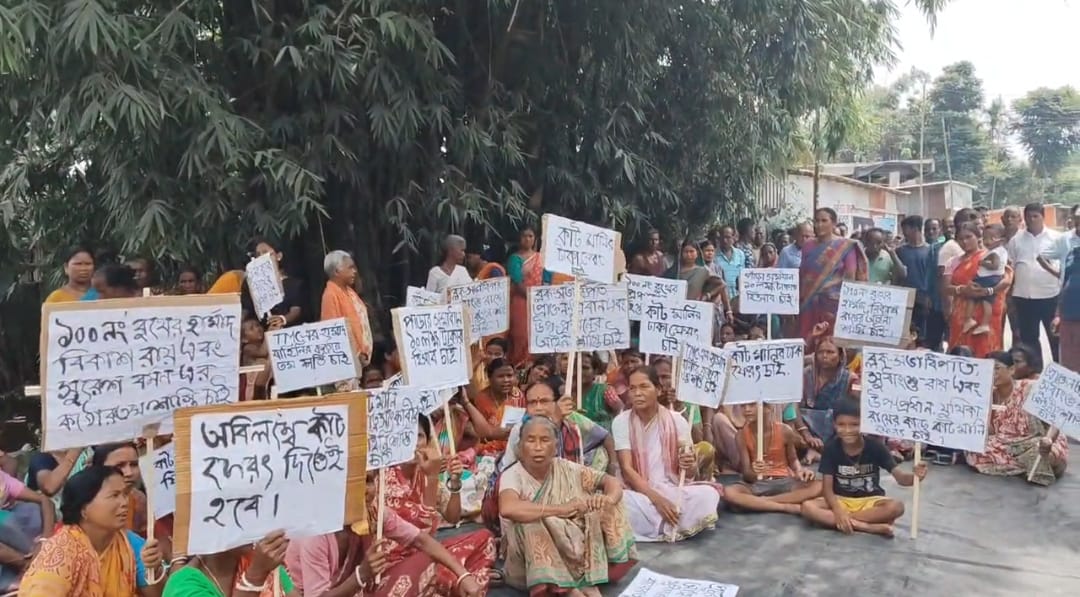 কাটমানির অভিযোগে দিনহাটায় বিক্ষোভ , প্রাক্তন তৃণমূল নেতার বাড়িতে ঝুলল তালা