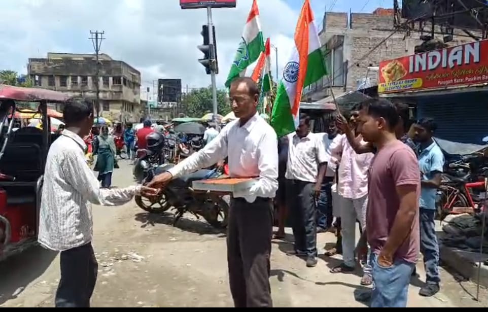 ধর্মেন্দ্র প্রধানের ইস্তফায় পানাগড়ে কংগ্রেসের উচ্ছ্বাস, সাধারণ মানুষকে মিষ্টিমুখ করালেন কর্মীরা