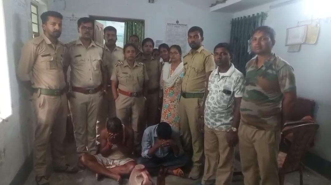 নিষিদ্ধ ডলফিনের তেল উদ্ধার মালদহে , গ্রেফতার ২