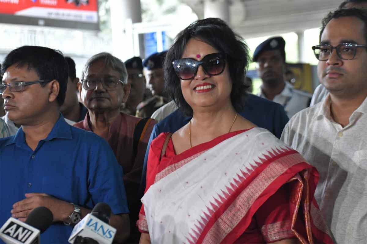 দুদশক পর কলকাতার মাটিতে পা রাখলেন তসলিমা নাসরিন , প্রত্যাবর্তনে আবেগের ছোঁয়া
