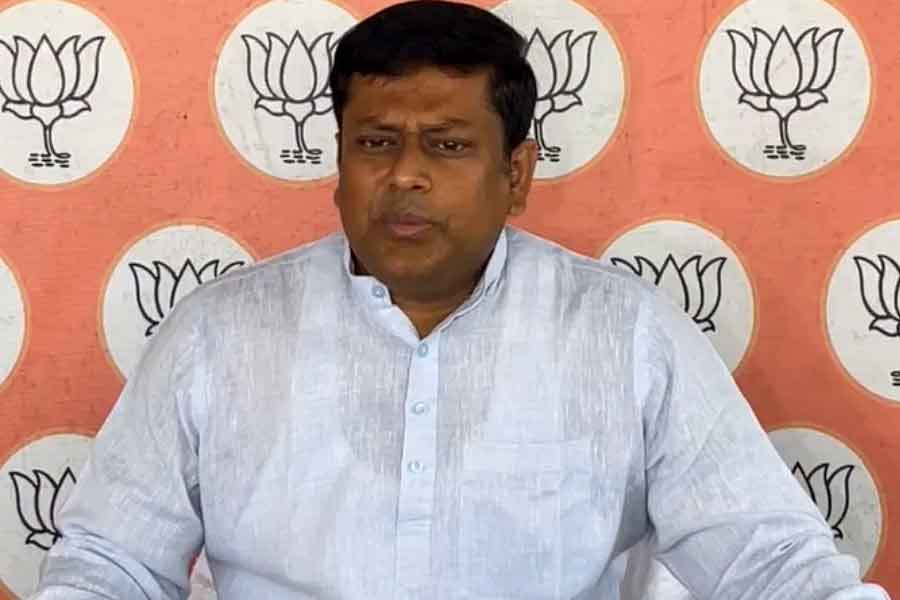 রবীন্দ্রনাথের ছবি পায়ের কাছে, 'বাংলা বিরোধী' বলে সুকান্তকে তোপ তৃণমূলের