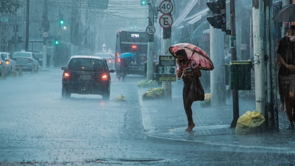 বৃষ্টির দাপটে নাজেহাল দক্ষিণবঙ্গ , জারি কমলা সতর্কতা