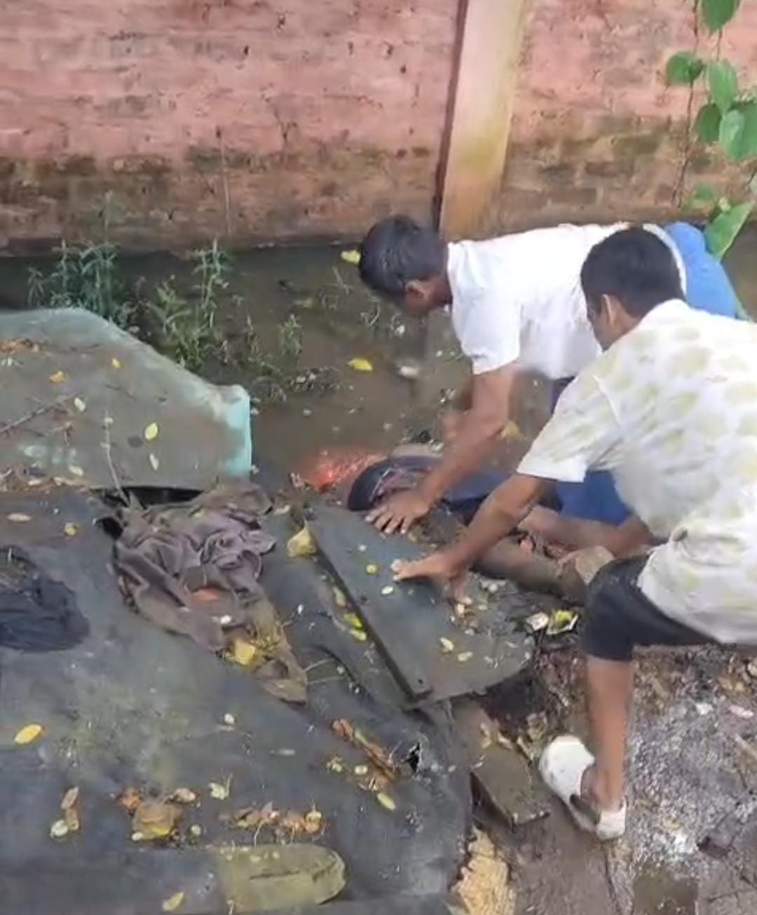 জাতীয় সড়কের ধারে উদ্ধার অজ্ঞাতপরিচয় যুবকের দেহ , মৃত্যুর কারণ ঘিরে রহস্য ঘনীভূত