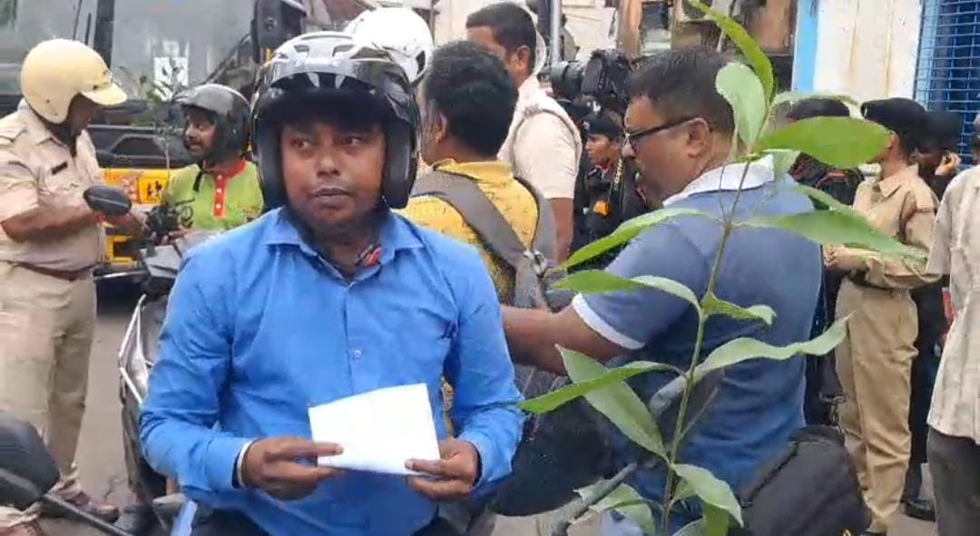 পথ নিরাপত্তায় অভিনব উদ্যোগ, হেলমেট পরলেই মিলছে গোলাপ চারা
