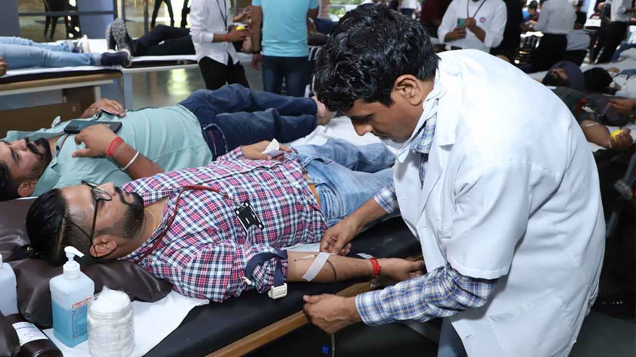 রক্ত সংগ্রহে অনিয়মের অভিযোগ , রাজ্যের কাছে তদন্ত রিপোর্ট চাইল হাইকোর্ট