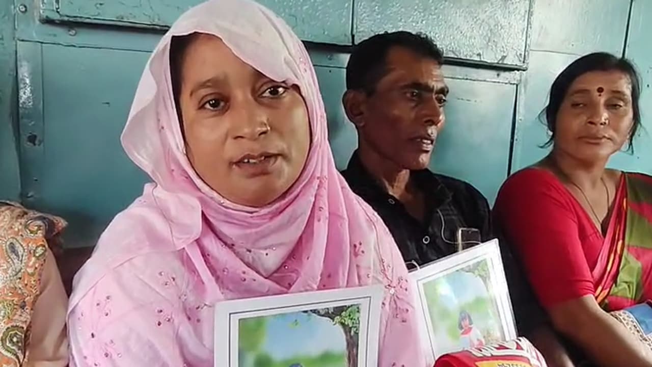 ৮১ দিন পরেও চার্জশিট নেই, কৃষ্ণনগরে ধর্নায় তামান্নার বাবা-মা
