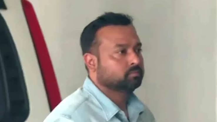 বেপাত্তার পর অবশেষে প্রকাশ্যে অভিষেকের আপ্ত সহায়ক , ভবানী ভবনে হাজিরা সুমিত রায়ের