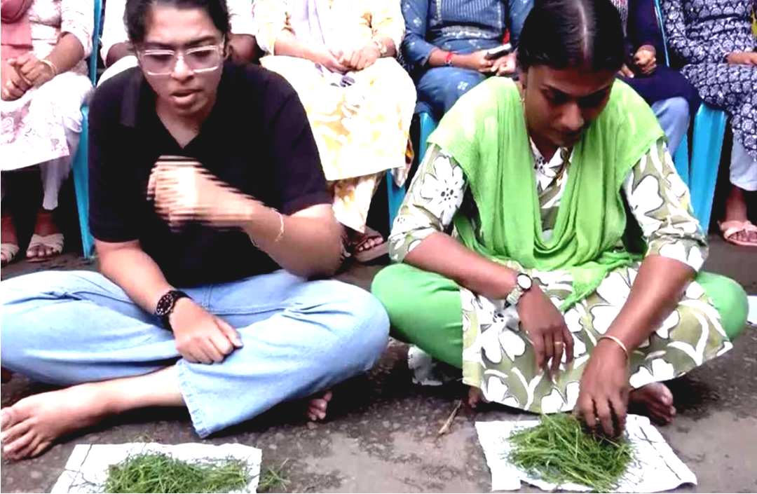 পরীক্ষায় পাশ করেও নিয়োগ নেই! রাস্তায় ঘাস খেয়ে অভিনব প্রতিবাদে হবু শিক্ষকরা