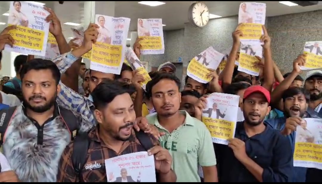বিধানসভার গেট আটকে বিক্ষোভ টেট উত্তীর্ণদের