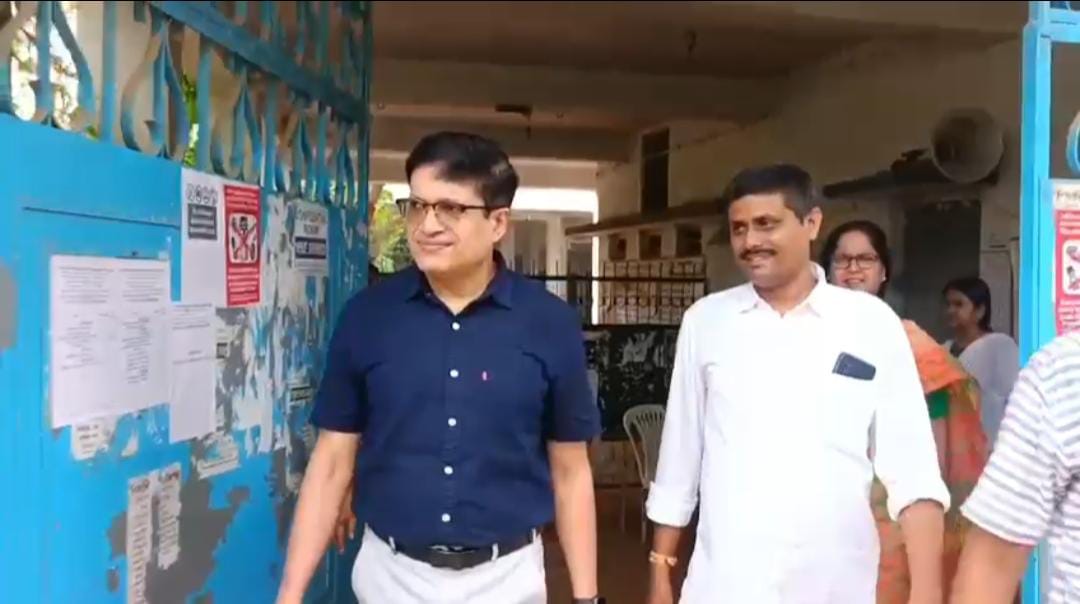 পরীক্ষাকেন্দ্রে সারপ্রাইজ ভিজিট শিক্ষা সংসদের সভাপতির , শুভেচ্ছা বার্তা পড়ুয়াদের উদ্দেশ্যে