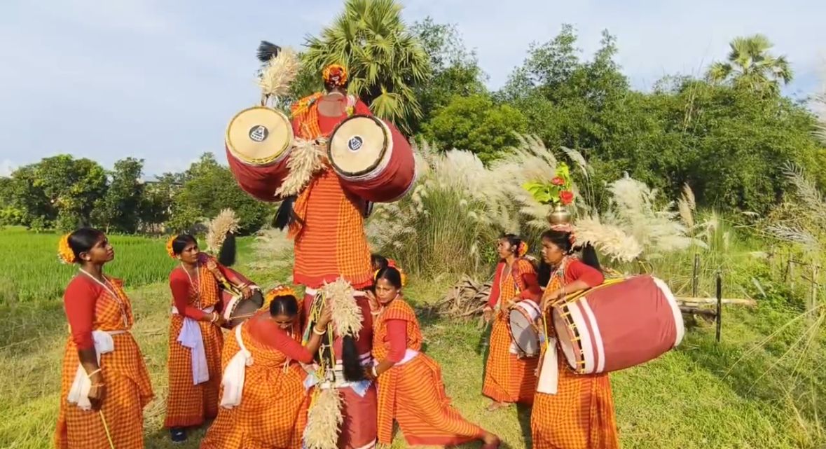 কাঁধে সংসার, হাতে ঢাক! প্রথা ভেঙে ঢাকের ছন্দে রাজ্যের নারীরা