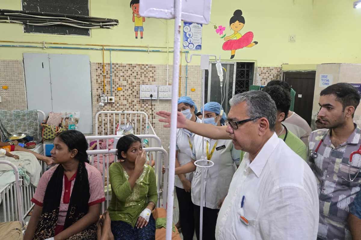 উত্তর কলকাতার স্কুলে হঠাৎ অসুস্থ ২৫ জন ছাত্রী , তড়িঘড়ি হাসপাতালে ছুটলেন স্বাস্থ্যমন্ত্রী