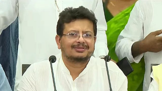 বাংলাদেশি নম্বর থেকে লাগাতার খুনের হুমকি, ভবানীভবনে ঋতব্রত বন্দ্যোপাধ্যায়
