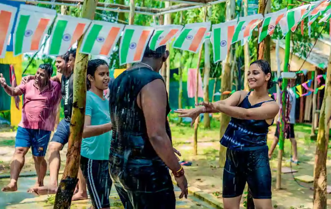 ভরা কোটালের জেরে উপকূলে উপচে পড়ছে ঢেউ , দীঘা-মন্দারমণিতে পর্যটকদের ভিড়