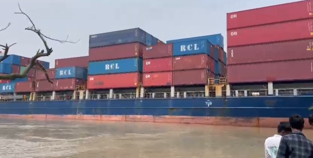 হুগলী নদীতে ফের বাংলাদেশি জাহাজের ধাক্কা, নুরপুরে কন্টেইনারবাহী জাহাজ ঘিরে চাঞ্চল্য