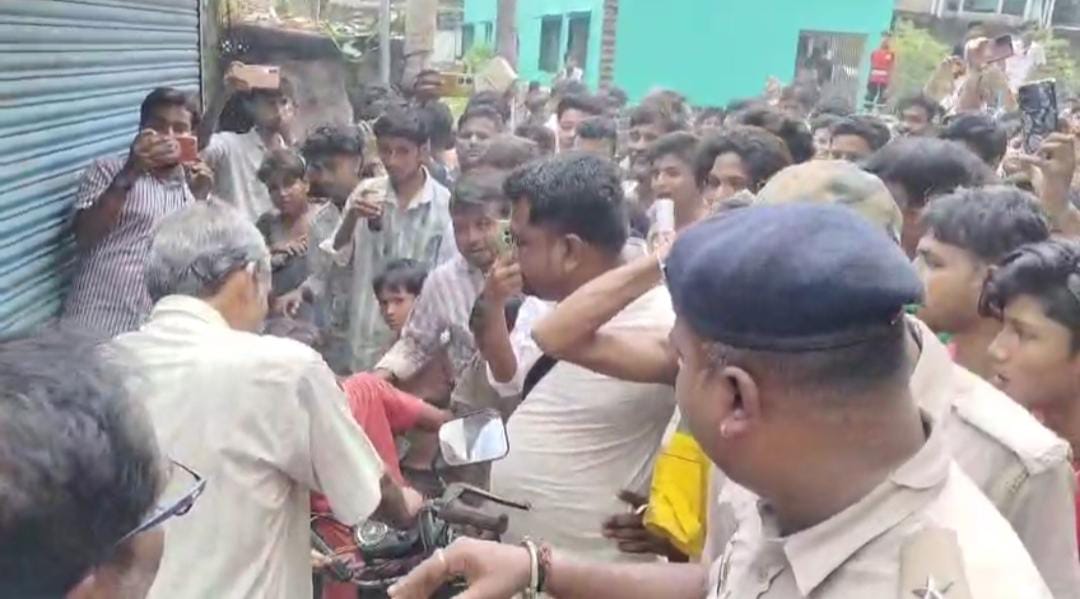 চোর চোর চোর! আমাদের পাড়া কর্মসূচিতে গিয়ে বিক্ষোভের মুখে তৃণমূল কাউন্সিলর