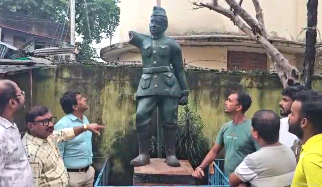 বিতর্কের মাঝেই খাস কলকাতায় নেতাজির মূর্তিতে হামলা! ভাঙা হল ডান হাত, তৎপর বিজেপি