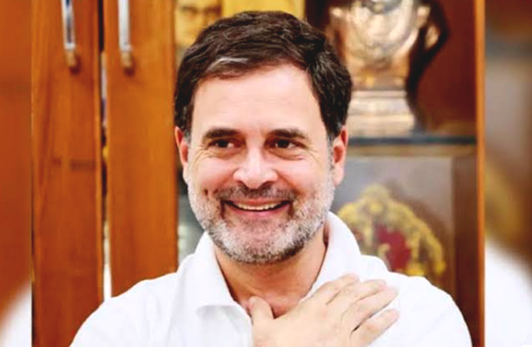 জাতীয় সঙ্গীত চলাকালীন খোশগল্পে মেতে রাহুল! অবমাননার অভিযোগে সরব বিজেপি