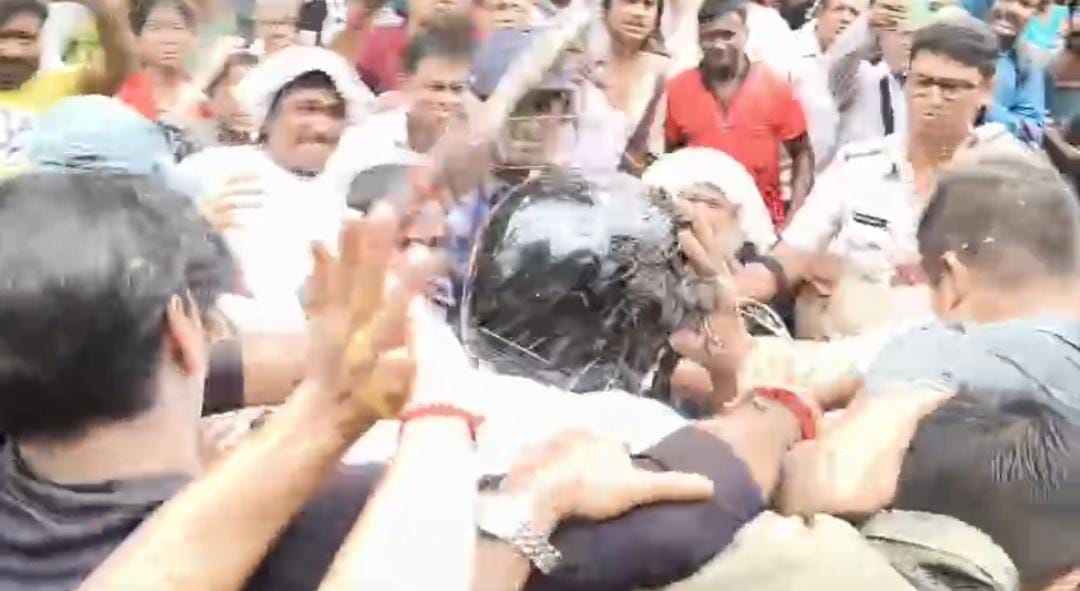 হেলমেট পরিয়েও রক্ষা নেই , থানার সামনে নির্মল ঘোষকে লক্ষ্য করে ডিমবৃষ্টি