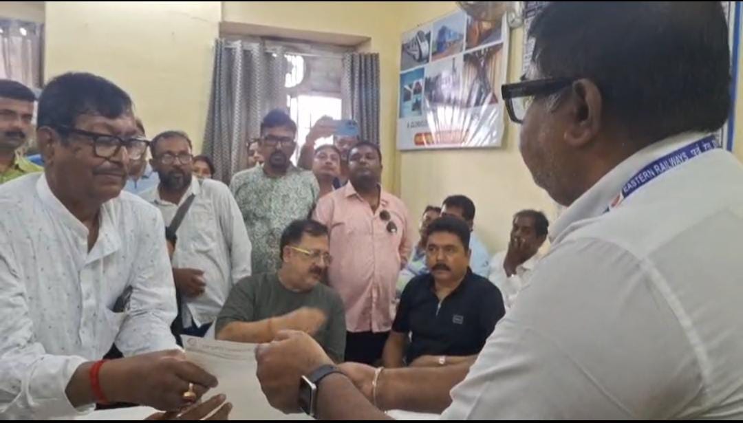 রানাঘাটে ট্রেনের স্টপেজ না থাকায় ক্ষোভ , ডেপুটেশন জমা স্টেশন মাস্টারের কাছে