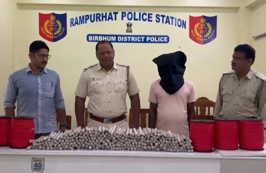 রামপুরহাটে বাড়ি থেকে ৩০৪ জিলেটিন স্টিক উদ্ধার, গ্রেফতার ১