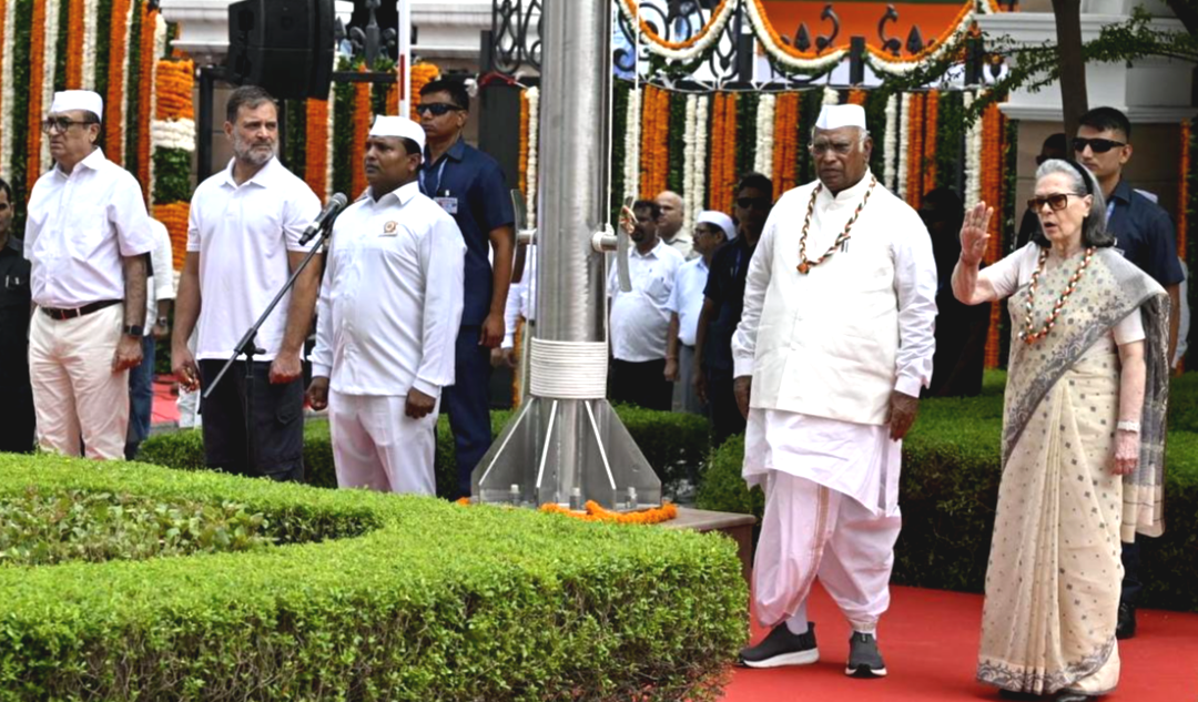 স্বাধীনতা দিবসে বন্দে মাতরমে বাধা! ভাইরাল ভিডিও ঘিরে সোনিয়া-রাহুলকে নিশানা বিজেপির
