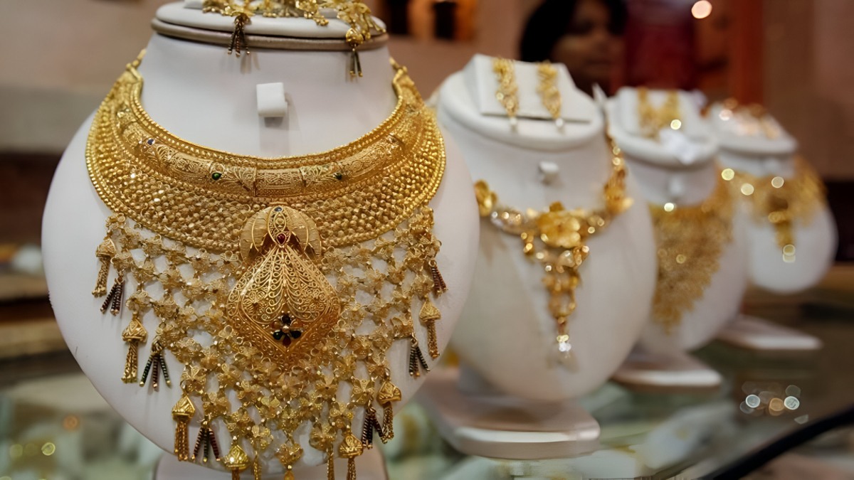 স্বাধীনতা দিবসে সোনার দামে স্বস্তি , কমল হলুদ ধাতুর দর
