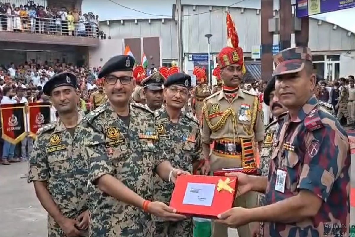 টানাপোড়েন পেরিয়ে পেট্রাপোলে মিষ্টিমুখ, স্বাধীনতা দিবসে সৌহার্দ্যের বার্তা ভারত-বাংলাদেশ সীমান্তে
