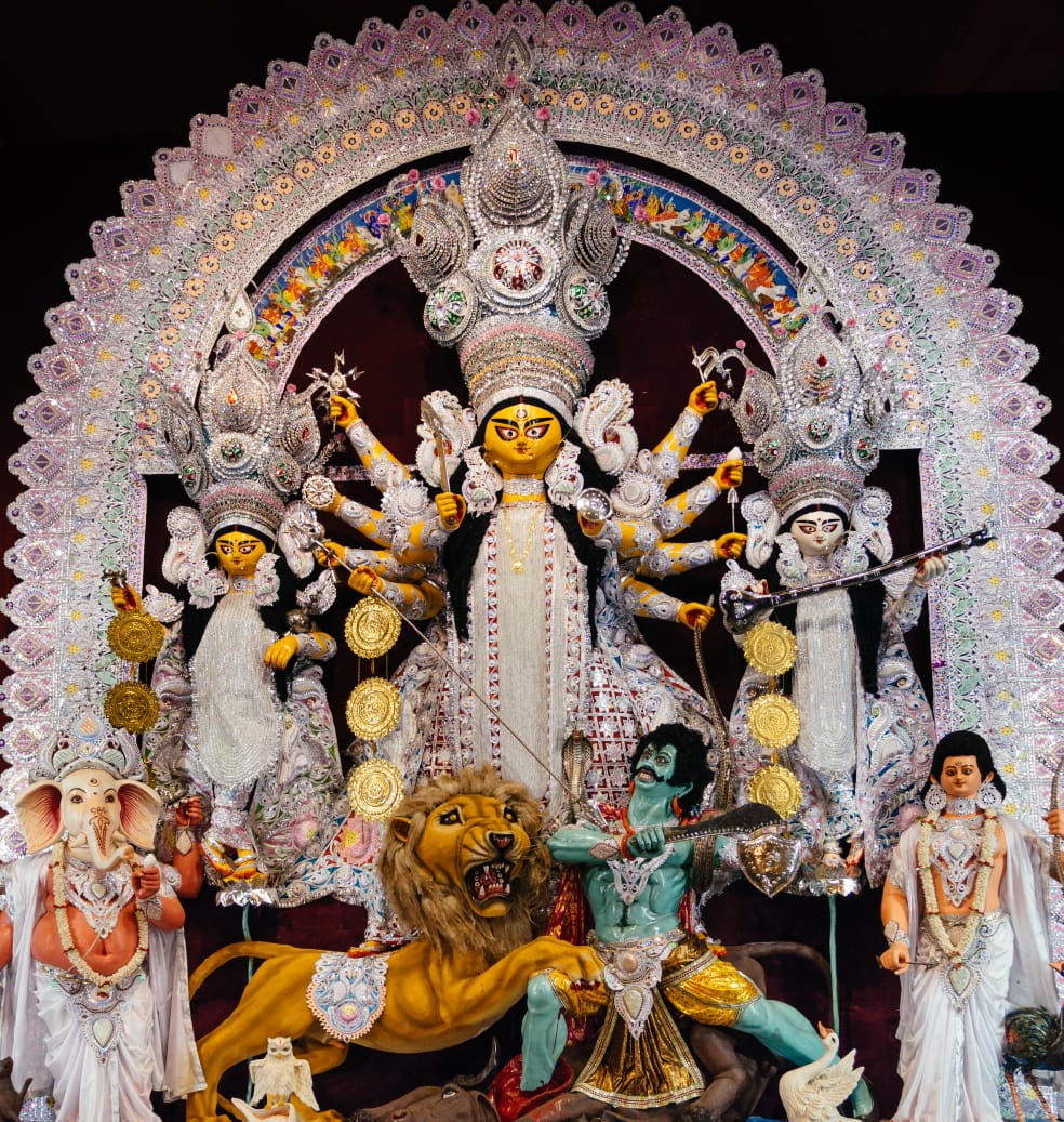 আলোকসজ্জায় আলোকপাত শিলিগুড়ি অ্যাথলেটিক ক্লাবের , বৃষ্টিভিজে মা-কে আগমনের তোড়জোড়