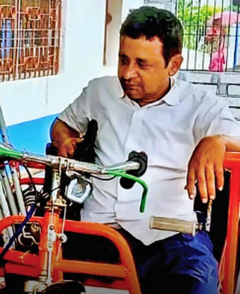 ছেলে প্রতিবন্ধী, বাবাও হাঁটতে পারেন না, বন্ধ রেশন-ভাতা! দু’বেলা খাবারের জন্য বিডিওর দ্বারস্থ পরিবার