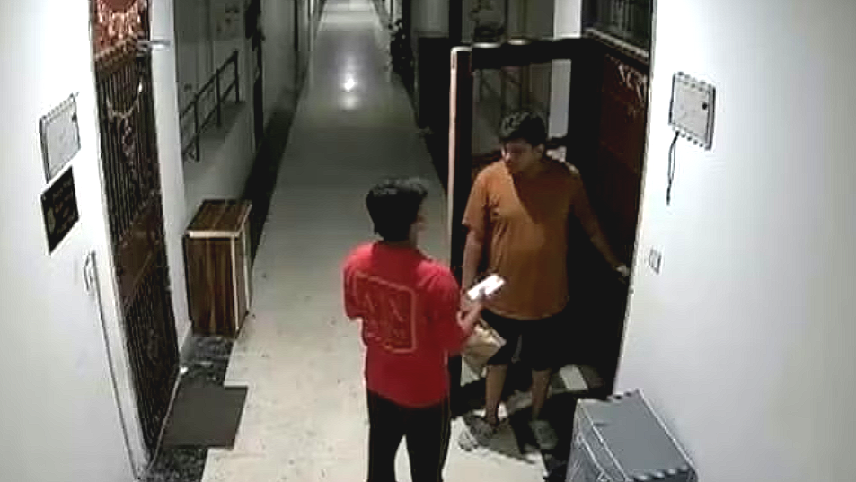 মাত্র ৫ মিনিট দেরি! রাগের চোটে ডেলিভারি বয়কে চড়-লাথি, ভাইরাল সিসিটিভি ফুটেজ