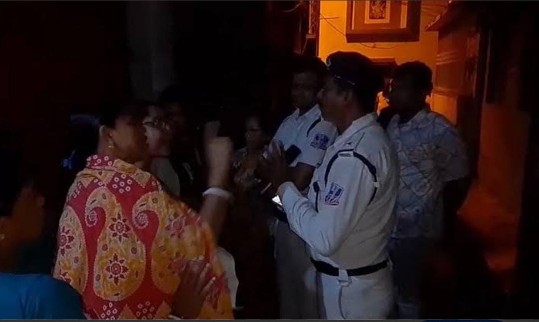 ফ্ল্যাটে ‘মধুচক্র’! মহিলাকে নিয়ে ঢোকার অভিযোগ, চ্যাটার্জিহাটে বিজেপি নেতাকে ঘিরে তীব্র ক্ষোভ