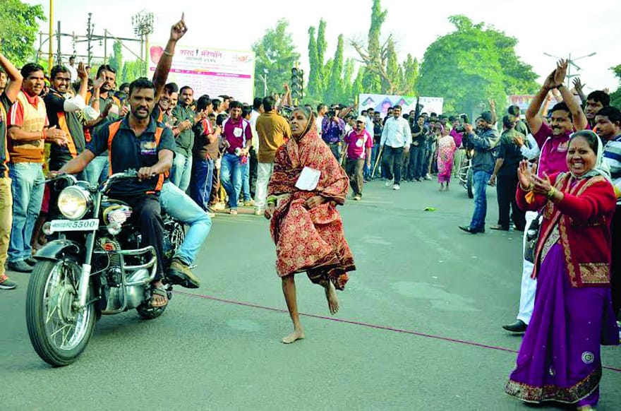 স্বামীর চিকিৎসার জন্য শাড়ি পরেই দৌড়! চটি ছিঁড়ে খালি পায়ে ম্যারাথন জিতে নজির লতা কারের