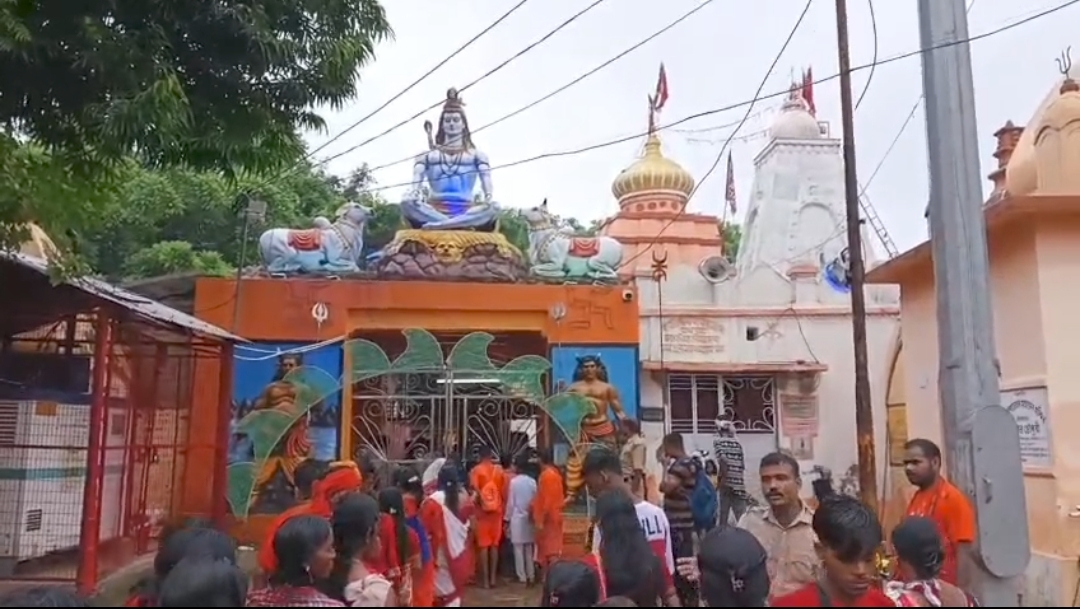 শ্রাবণের শেষ সোমবারে বক্রেশ্বরে জনজোয়ার, রাত থেকেই শিবভক্তদের দীর্ঘ লাইন