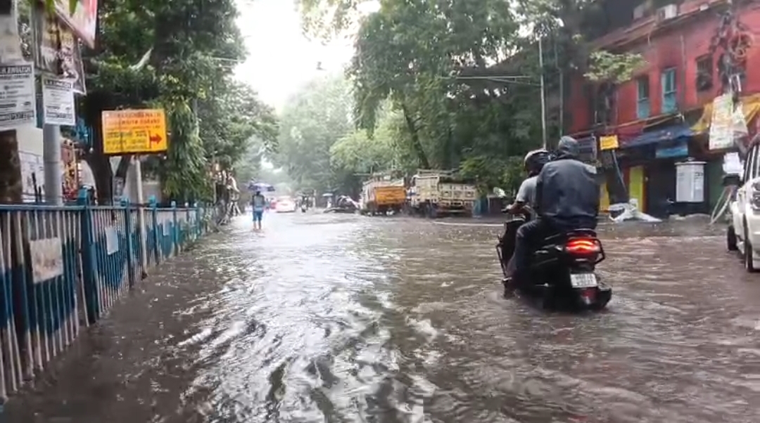 জলে ডুবল কলকাতা! মুষলধারে বৃষ্টিতে হাঁটু সমান জল, চরম ভোগান্তিতে শহরবাসী