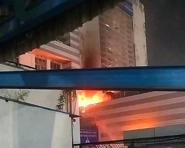 ভোরের অন্ধকারে দমদম বিমানবন্দরের এটিসি ভবনে আগুন , অল্পের জন্য এড়াল বড়সড় বিপদ