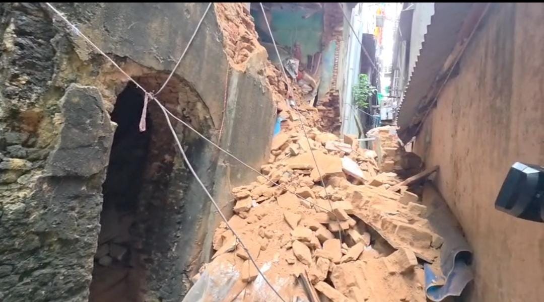 ভোরে আচমকাই ভেঙে পড়ল পুরনো বাড়ি! জোড়াবাগানে ধ্বংসস্তূপে চাপা পড়ে মৃত্যু বৃদ্ধার
