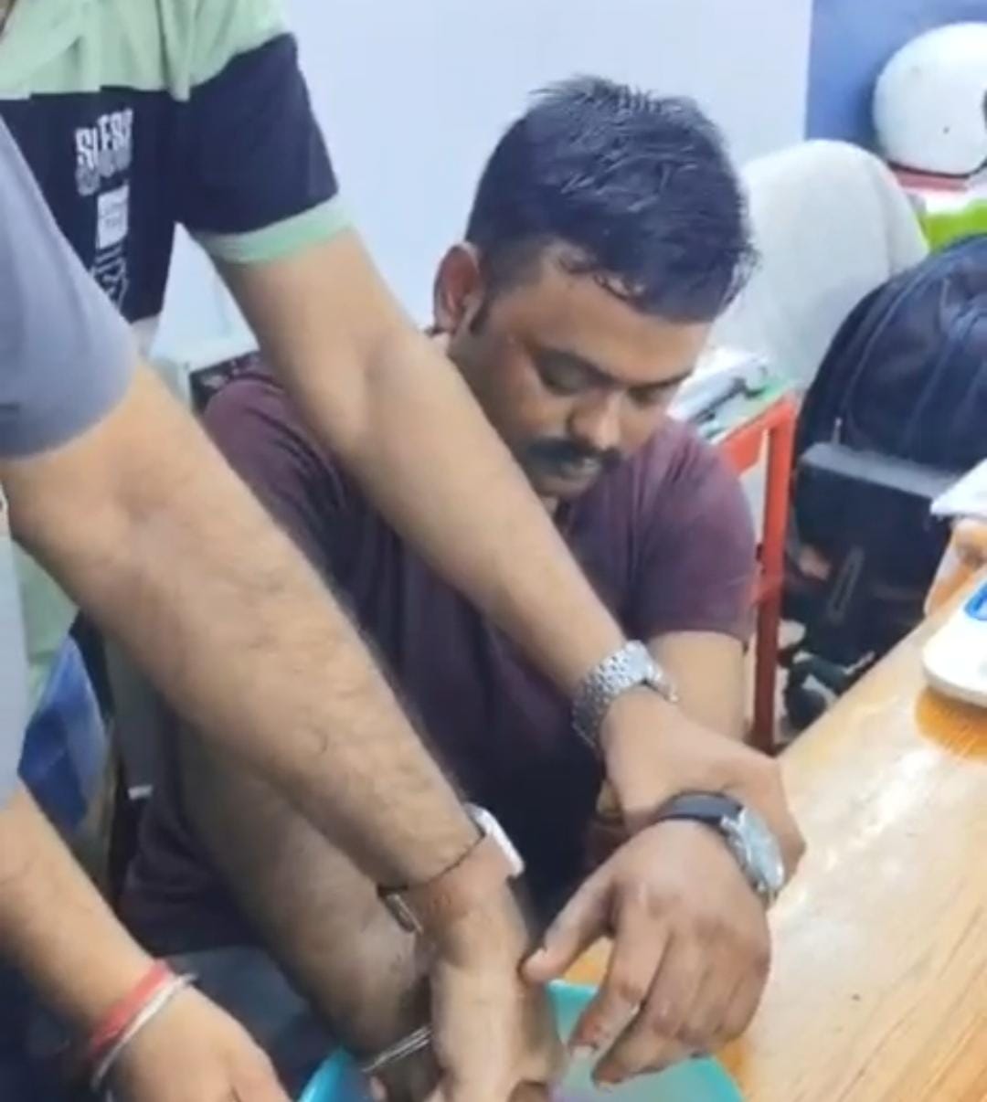 ঘুষের ১৫ হাজার নিতে গিয়েই ‘ফাঁদে’ পুলিশ! হাতেনাতে ধৃত ব্যাঁটরা থানার সাব-ইন্সপেক্টর
