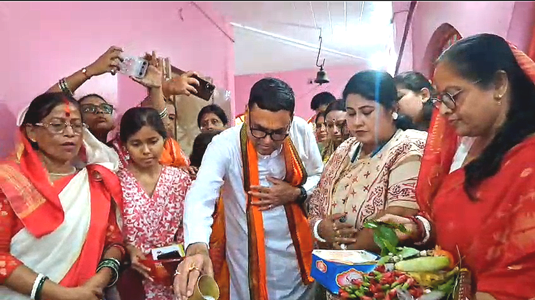 অন্নপূর্ণার টাকা ঢুকতেই কালীমন্দিরে ভক্তদের ভিড়! জগদ্দলে মহিলাদের সঙ্গে আনন্দে বিধায়ক