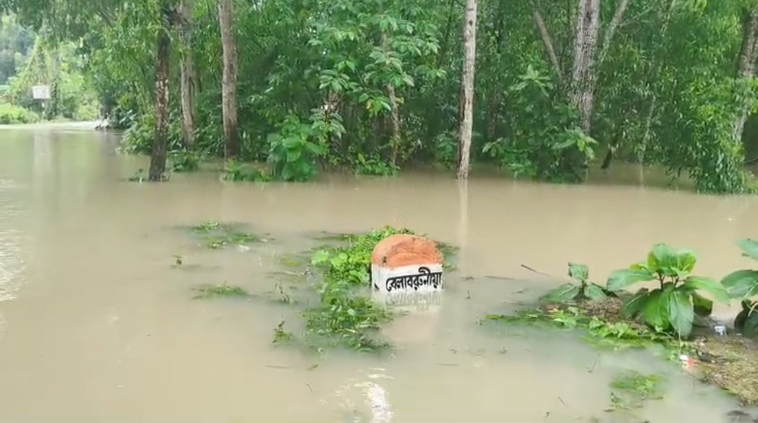 বন্যার জলে ভাসছে দাঁতনের বেলাবরনিয়া, নিরাপদ আশ্রয়ে সরানো হচ্ছে দুর্গতদের