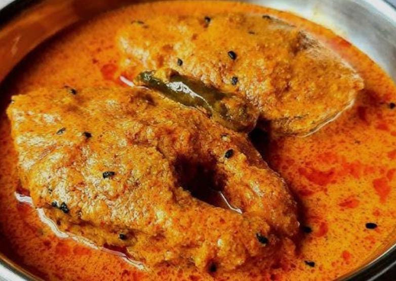 পুজোর একদিন ইলিশ তো বটেই , বানিয়ে ফেলুন ঠাকুরবাড়ি স্পেশাল ইলিশের তিলোত্তমা