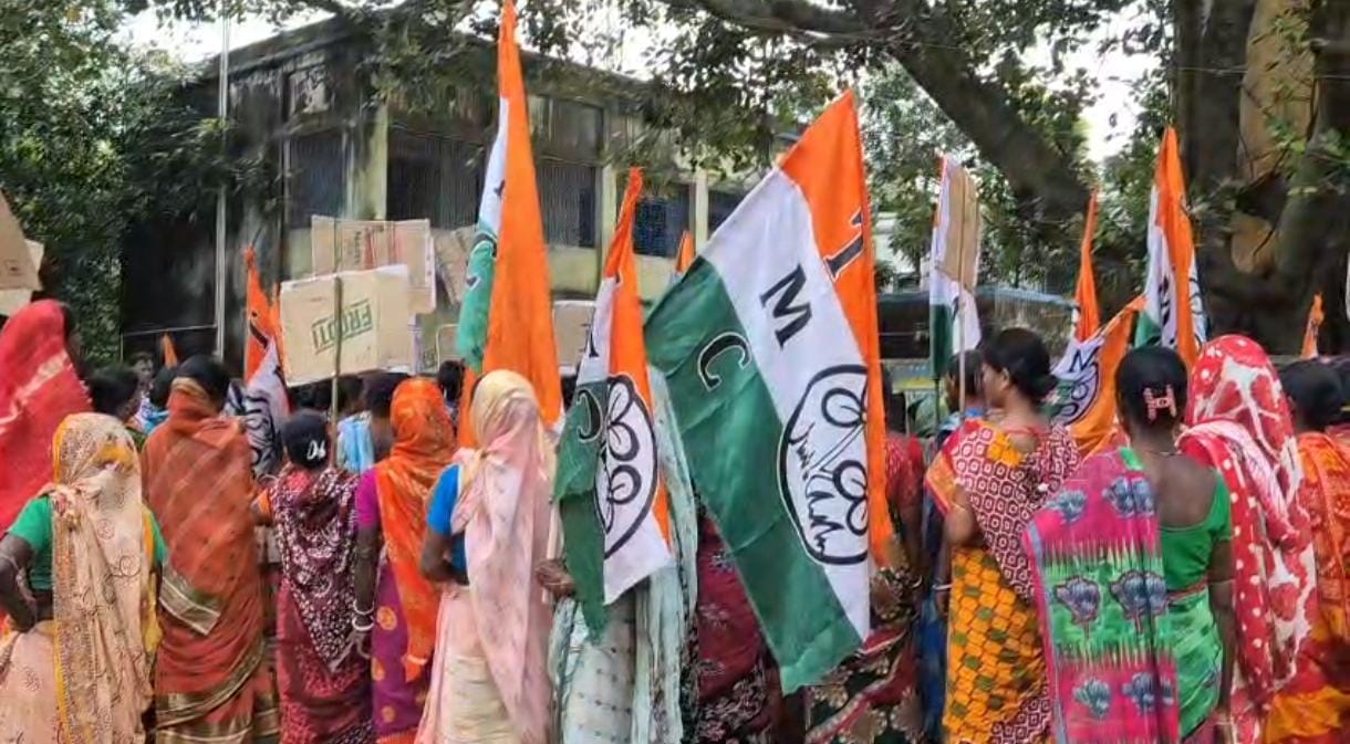 মানিকবাজার পঞ্চায়েতে উত্তেজনা, ডেপুটেশন দিতে গিয়ে ব্যর্থ তৃণমূল