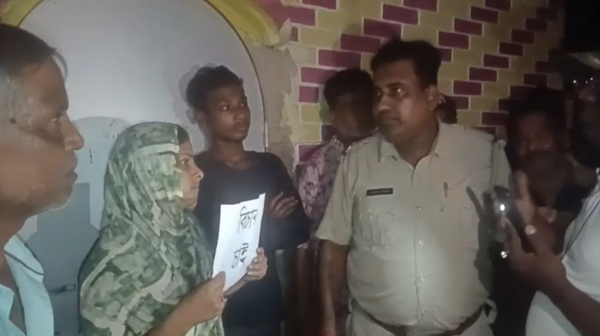 হাতে পোস্টার নিয়ে প্রতিবাদ, শ্বশুরবাড়ির দরজায় বৌমার ধর্নায় নজিরবিহীন চাঞ্চল্য চকবাজারে