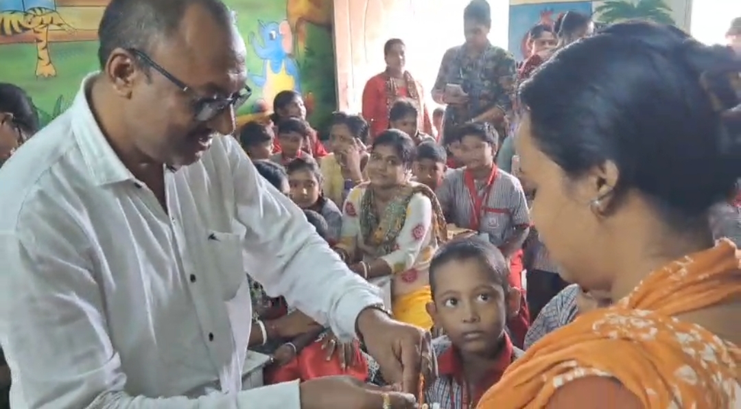 রাখির সুতোয় সম্প্রীতির বন্ধন, ভেদাভেদ ভুলে মিলন উৎসব দীননাথ স্মৃতি বিদ্যামন্দিরে