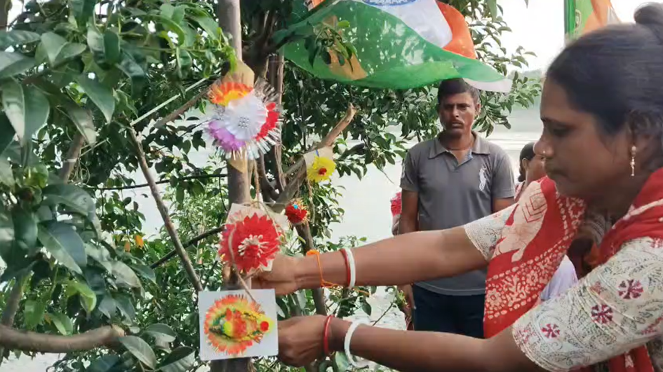 নেপালের মৃতদের স্মরণে বিষাদের রাখি , গাছকে রাখি পরিয়ে সম্প্রীতির বার্তা বসিরহাটে