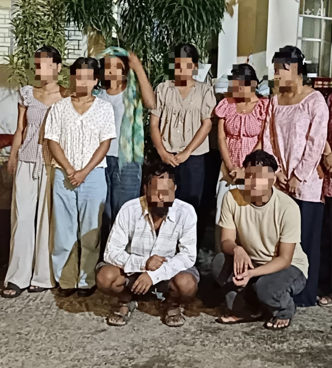 নেপালে পাচারের আগেই ৪ নাবালিকা-সহ ৬ তরুণী উদ্ধার , পানিটাঙ্কিতে এসএসবির অভিযান