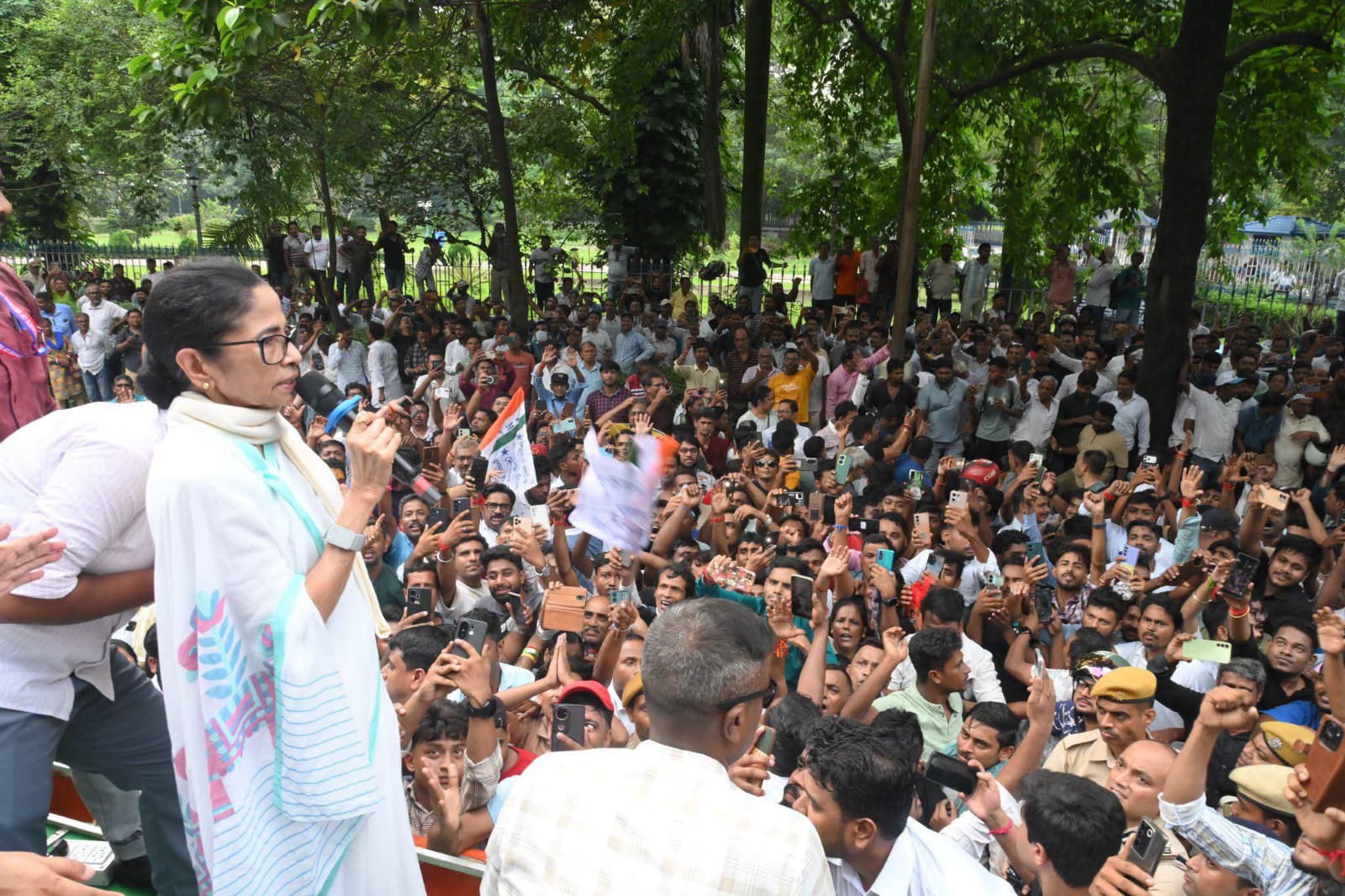 প্রতিদিন রাতে মদ খাইয়ে দুটো ছেলেকে পাঠায় , বিজেপির বিরুদ্ধে বিস্ফোরক অভিযোগ মমতার