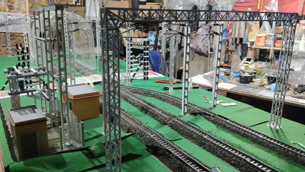 চোখের সামনে আস্ত রেল ব্যবস্থা , ২৪ ফুটের ঘরে অনুপের অভিনব কীর্তি
