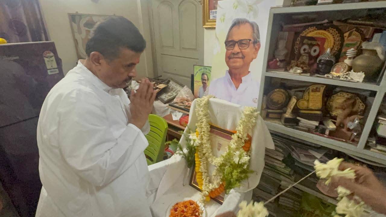 পাশে থাকার দায়িত্ব পালন করব , রামপুরহাটে আশিসের পরিবারের পাশে শুভেন্দু