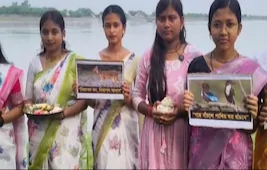 নেপালের হড়পা বান থেকে শিক্ষা, সুন্দরবন বাঁচাতে নদীর পাড়ে প্ল্যাকার্ড হাতে খুদেরা